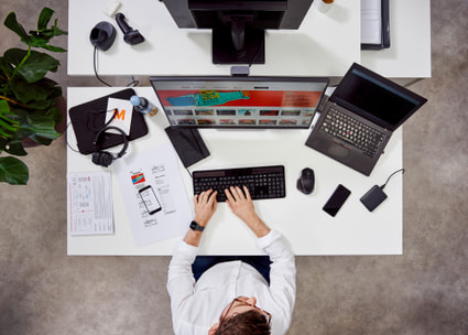 Tirocinante informatica sul posto di lavoro Tirocinante informatica sul posto di lavoro